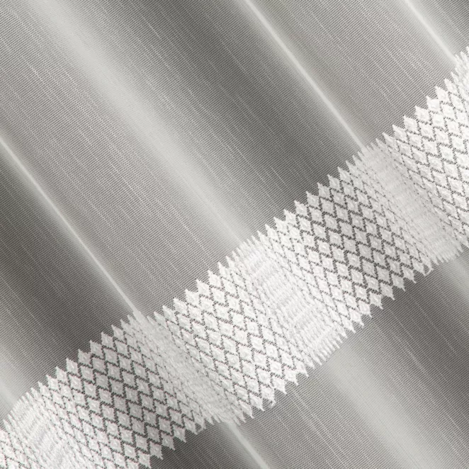 L115/2 Firana szyta na taśmie 5 cm kremowa z tkaniny typu Aden, zdobiona drobnym, geometrycznym haftem tworzącym poziome pasy