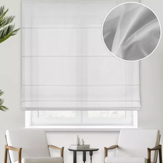 Roleta rzymska biała z delikatnej i miękkiej tkaniny, zdobionej po całości deszczykiem, wykończona obciążnikiem