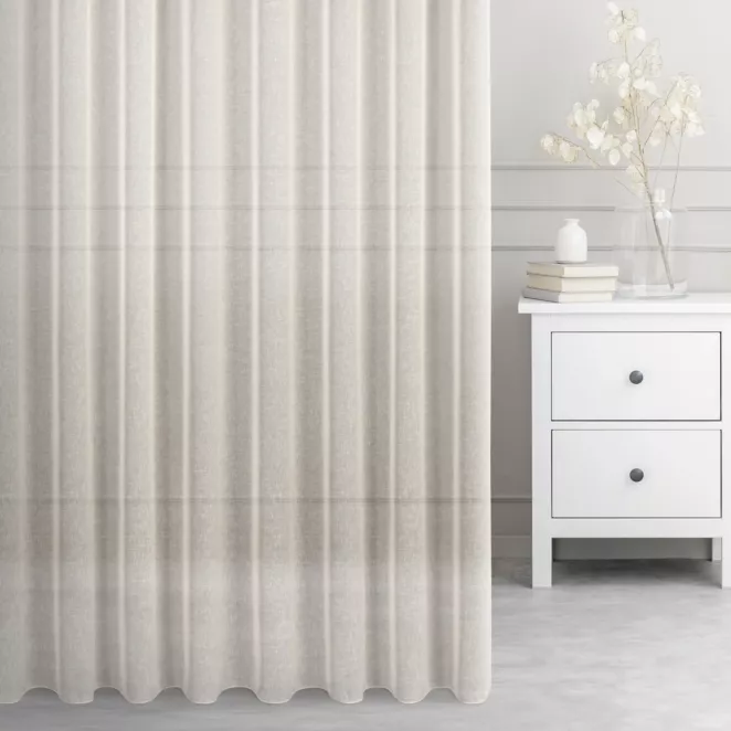 Firana szyta na taśmie 5 cm jasnobeżowa z gładkiej matowej etaminy o naturalnym splocie, wykończona obciążnikiem