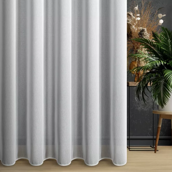 Firana szyta na taśmie 5 cm biała z miękkiej tkaniny z dodatkiem przeźroczystej, połyskującej nici, wykończona obciążnikiem