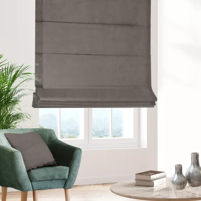 Roleta rzymska ciemnobeżowa z grubej, matowej tkaniny welwetowej o gramaturze 380g/m2