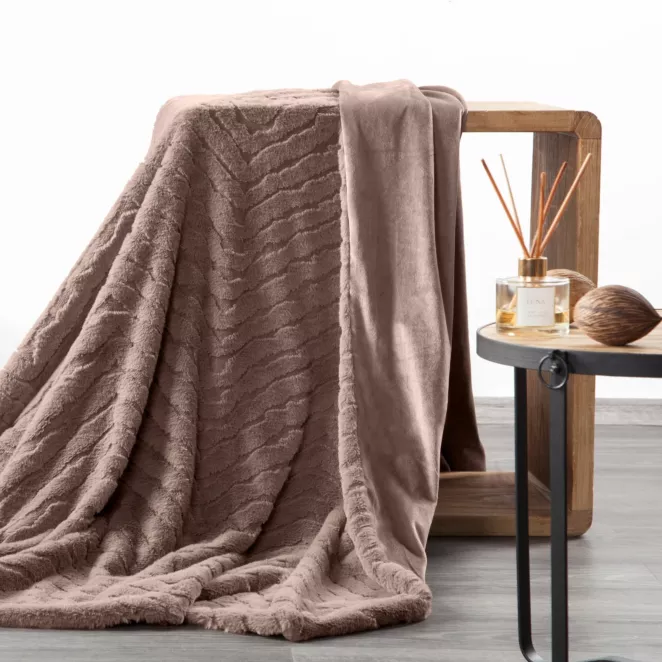 Koc 150x200 cm ciemnobeżowy, z miękkiej tkaniny futerkowej z efektem 3D KATE