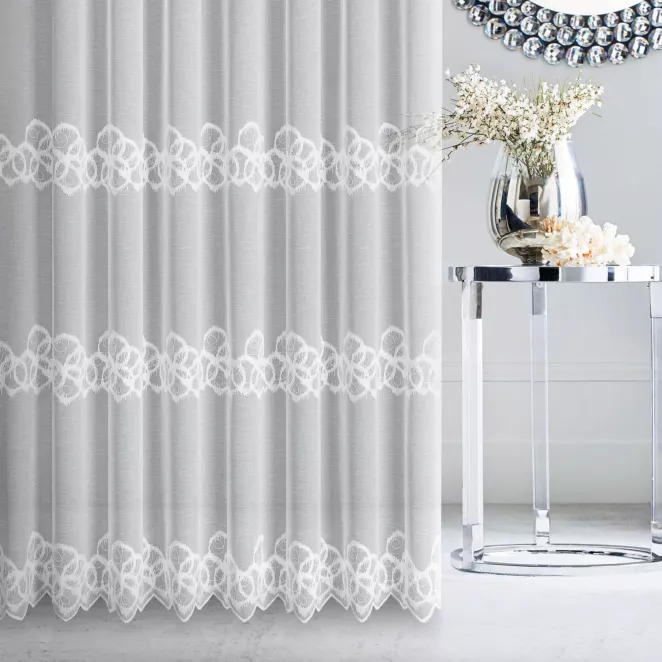 Firana szyta na taśmie 5 cm biała z matowej tkaniny ozdobionej haftem kordonkowym