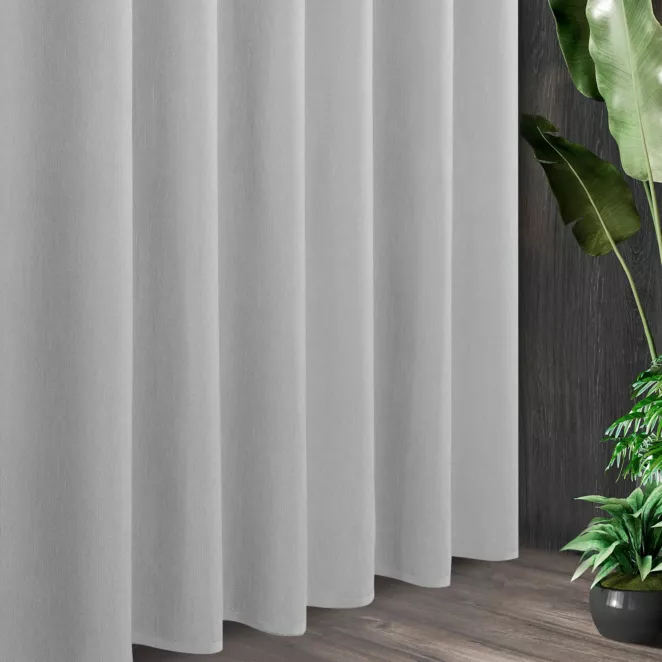 Tkanina zasłonowa zdobiona drobnym strukturalnym wzorem