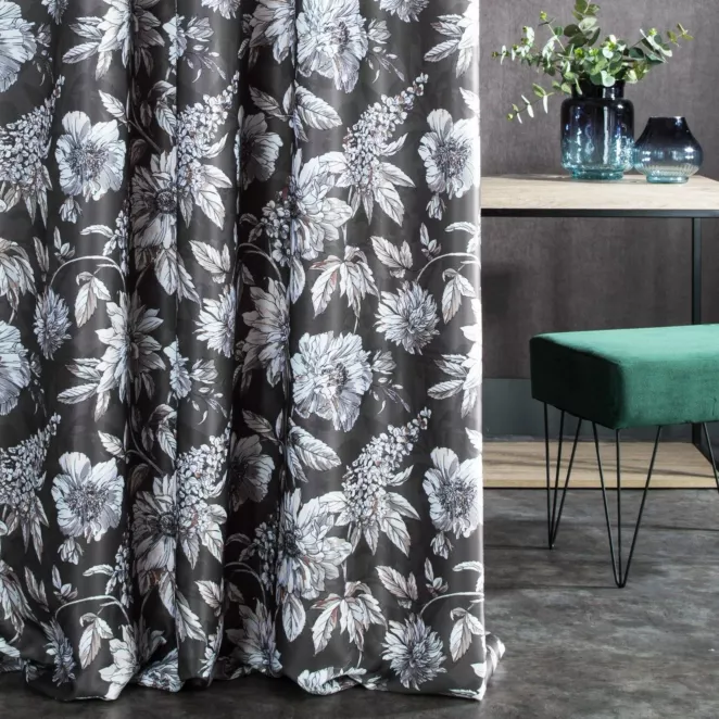 Zasłona szyta na fleksach MISHA stalowo biała z miękkiej tkaniny typu blackout drukowanej w nowoczesny kwiatowy wzór