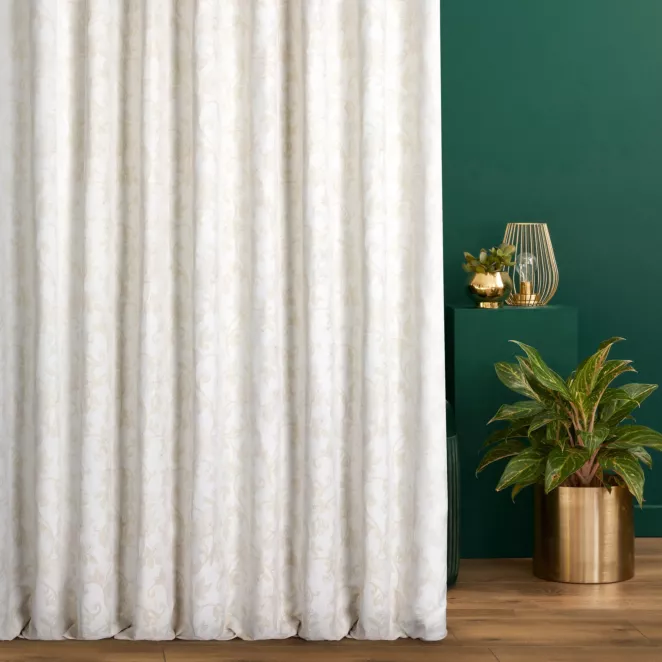 Zasłona szyta na taśmie 5 cm kremowo złota z gładkiej tkaniny przeplatanej błyszczącą lureksową nicią o wzorze w kwiaty