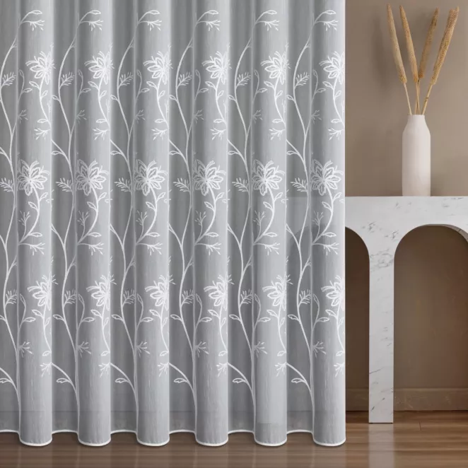 Firana szyta na taśmie 5 cm biała z tkaniny z efektem deszczyku, zdobionej haftem łańcuszkowym, wykończonej obciążnikiem