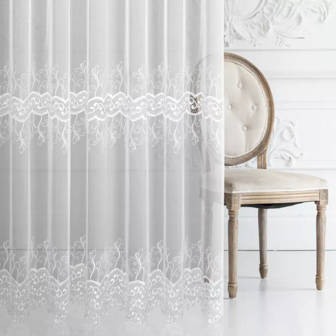 Firana szyta na taśmie 5 cm biała z gładkiej matowej markizety zobiona aplikacją