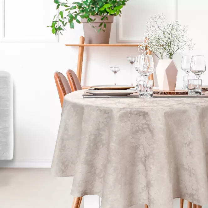 Obrus okrągły jasnosrebrny średnica 170 cm INES z motywem kwiatów przetykany srebrną nicią