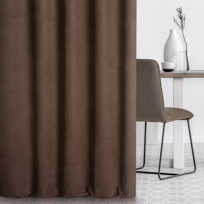 Zasłona szyta na taśmie 5 cm DORA - HIT ciemnobrązowa z miękkiej tkaniny o welurowej strukturze