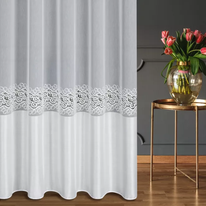 Firana szyta na taśmie 5 cm biała z matowej etaminy zdobionej aplikacją i szerokim plecionym pasem