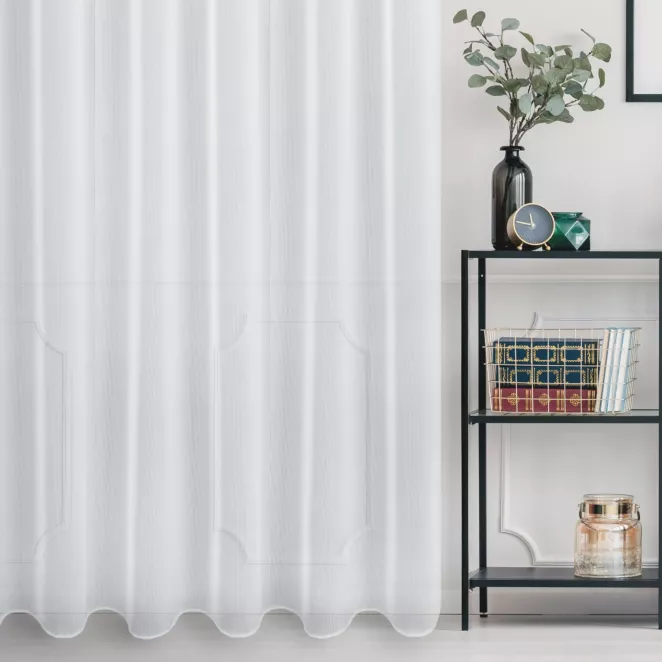 Firana szyta na taśmie 5 cm biała z siatki zdobionej lureksową nicią, wykończona obciążnikiem