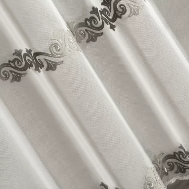 L9/7 Firana szyta na taśmie 5 cm MIRANDA biało szara transparentna z welwetową aplikacją