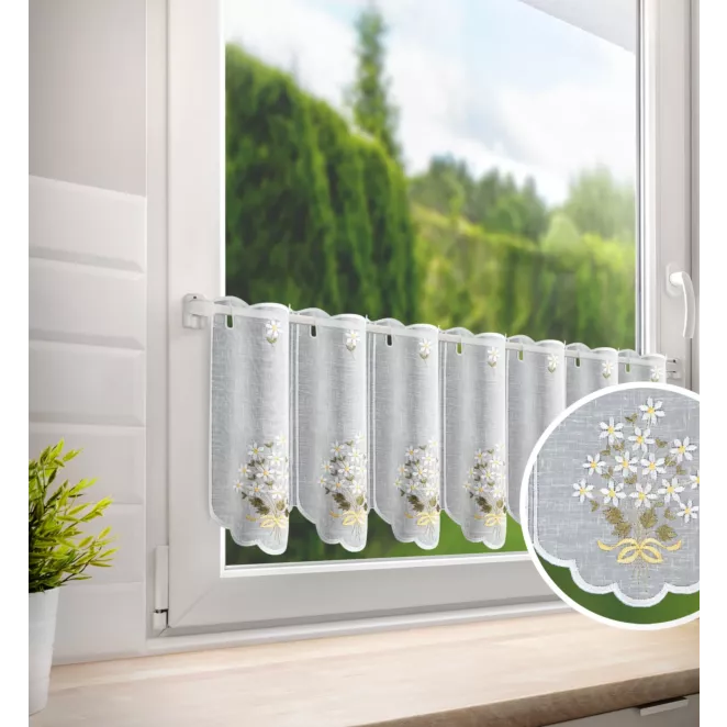 Tkanina firanowa zazdrostka zdobiona haftem w drobne stokrotki
