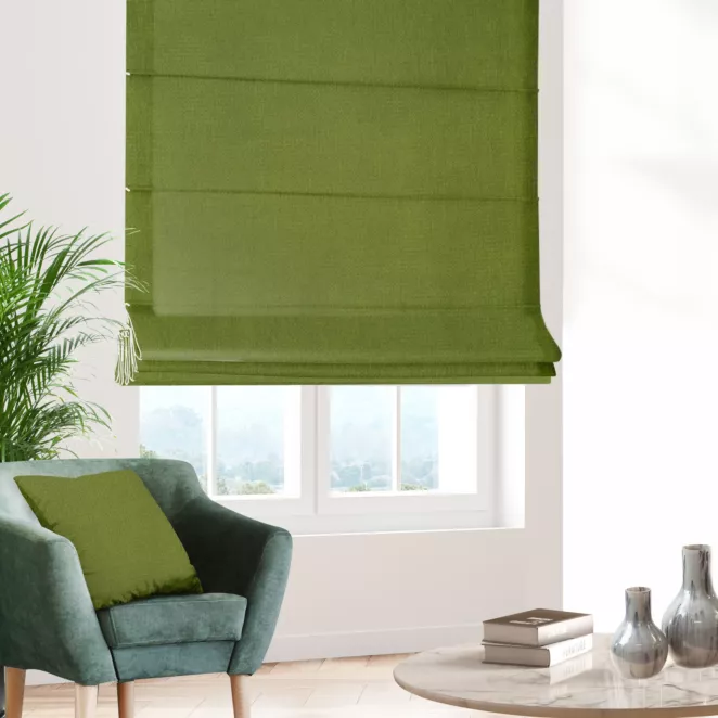 Roleta rzymska zielona z miękkiej, matowej tkaniny w drobny geometryczny wzór