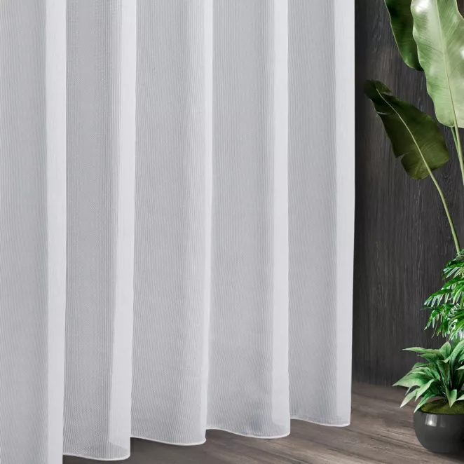 Tkanina firanowa gładka siateczka z delikatnym połyskiem, odporna na zaciągnięcia, wykończona obciążnikiem z kolekcji Pierre Cardin