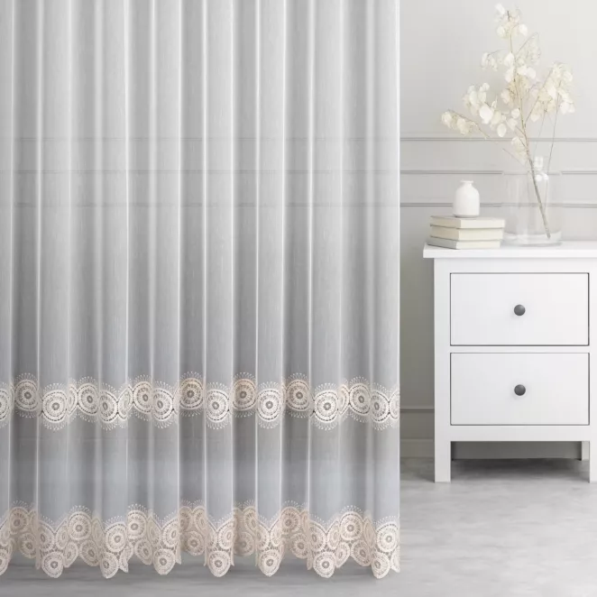 Firana szyta na taśmie 5 cm biało beżowa z delikatnej tkaniny typu aden zdobionej aplikacją o subtelnym połysku