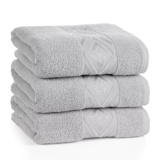 Ręcznik kąpielowy 50x90 cm bawełniany kolor srebrny przetykany błyszczącą nicią w geometryczny wzór 500 g/m2 AZARI