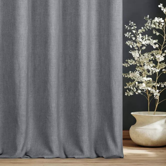 Zasłona szyta na przelotkach szara o naturalnym charakterze, z widocznym, ozdobnym splotem