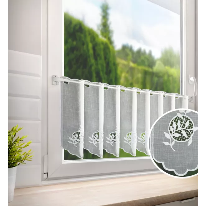 Tkanina firanowa zazdrostka z etaminy zdobiona ażurowym haftem w drobne listeczki