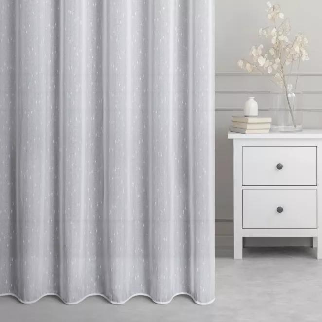 Firana szyta na taśmie 5 cm VANITA biała lekko połyskująca z efektem pogrubionynych nici, wykończona obciążnikiem