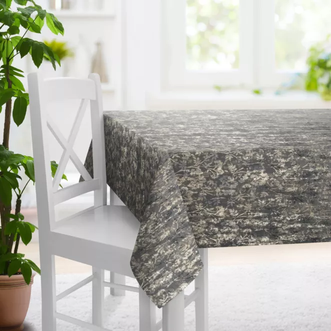 Obrus szyty grafitowo złocisty z grubej, welwetowej tkaniny z roślinnym wzorem, zdobiona delikatnie połyskującym nadrukiem