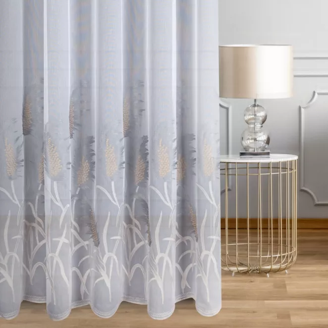 Firana szyta na taśmie 5 cm biało popielata z tkaniny typu ADEN z efektem delikatnego deszczyku, zdobiona oryginalnym haftem Pierre Cardin