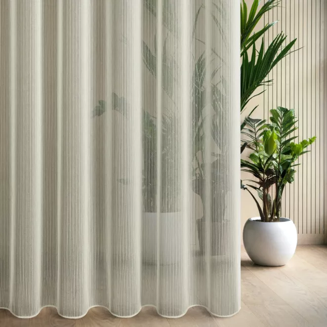 Firana szyta na taśmie 8 cm naturalna z drobnej siatki w pionowe prążki, wykończona obciążnikiem