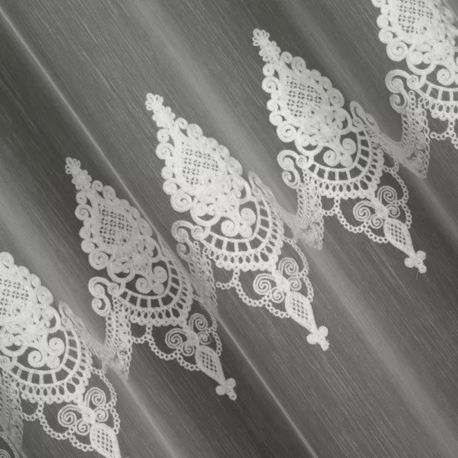 L110/4 Firana szyta na taśmie 5 cm naturalno kremowa z delikatnej i matowej tkaniny z miękkim, łańcuszkowym haftem