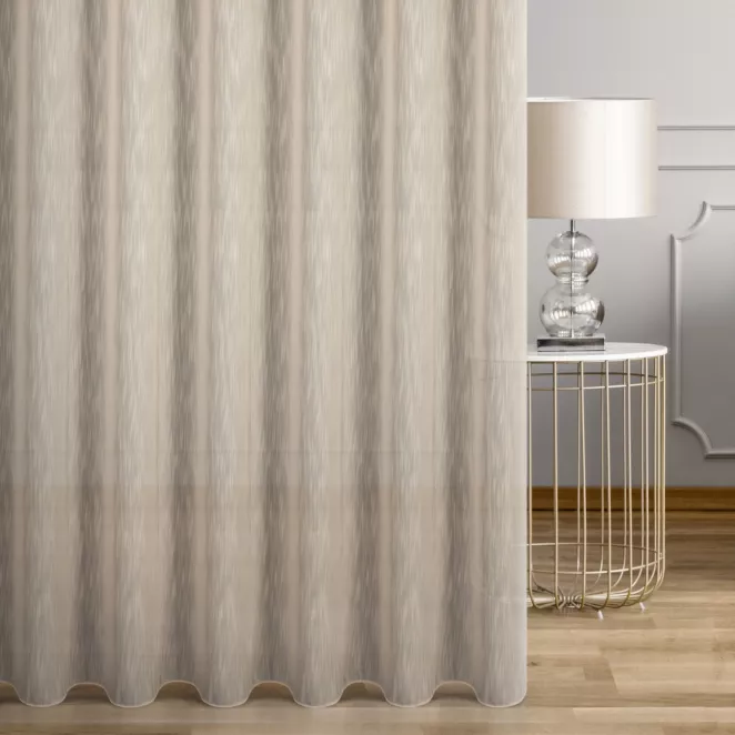 Firana szyta na taśmie 5 cm beżowa z delikantej, lejącej tkaniny z efektem deszczyku w postaci pionowych, nieregularnych linii, wykończona obciążnikiem