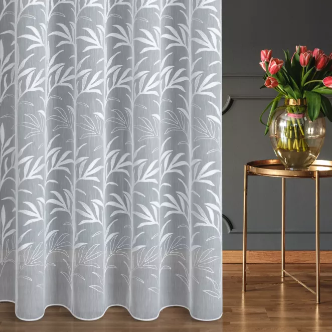 Firana szyta na taśmie 5 cm biała z miękkiej tkaniny typu ADEN z efektem deszczyku, zdobiona haftem roślinnym, wykończona obciążnikiem