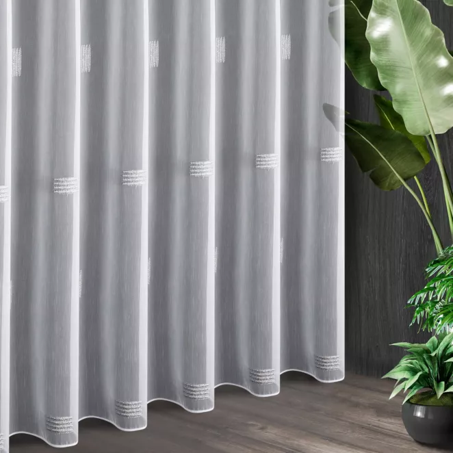 Tkanina firanowa z haftem w drobny geometryczny wzór