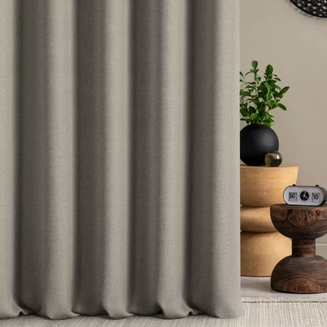 Zasłona szyta na taśmie 5 cm popielata z tkaniny z jodełkowym wzorem geometrycznym