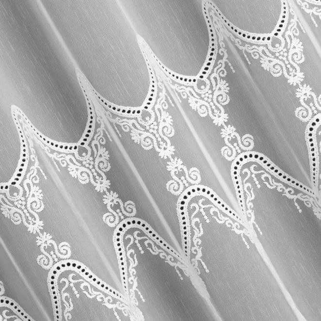 R167/1 Firana szyta na taśmie 5 cm biała z matowej tkaniny z efektem deszczyku zdobionej dołem haftem