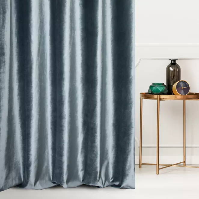 Zasłona szyta na taśmie 5 cm błękitna z miękkiej welwetowej tkaniny z połyskiem