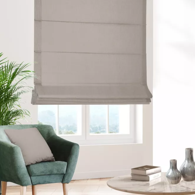 Roleta rzymska jasnobeżowa z miękkiej tkaniny o naturalnym splocie w stylu ekologicznym