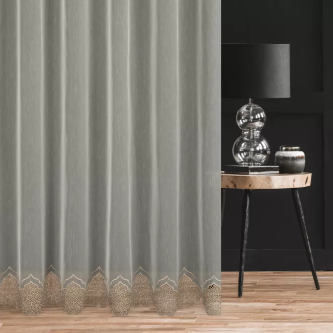 Firana szyta na taśmie 5 cm kremowo złota z matowej tkaniny zdobionej dołem delikatną aplikacją z dodatkiem połyskującej nici Pierre Cardin