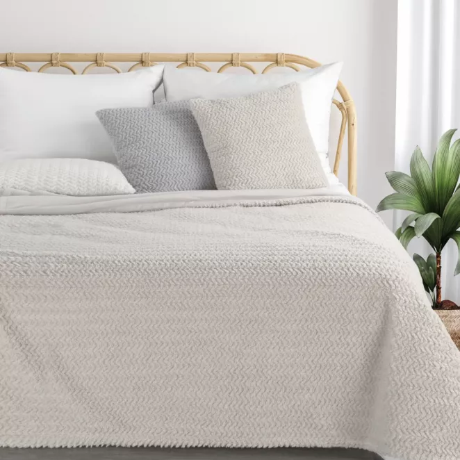 Narzuta-koc kremowy 130x170 cm z przyjemnego futerka LARIS