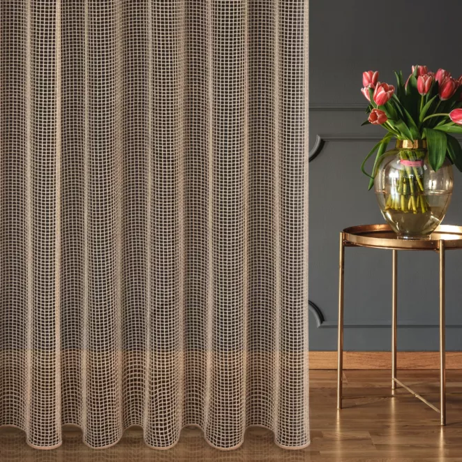 Firana szyta na taśmie 5 cm beżowa z luźno tkanej siatki szenilowej, delikatnej i miękkiej w dotyku, wykończona obciążnikiem