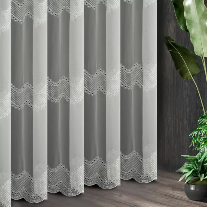 Tkanina firanowa delikatna siateczka ozdobiona ażurowym haftem