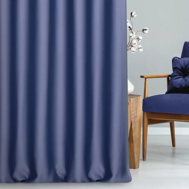 Zasłona szyta na taśmie 5 cm niebieska z gładkiej zaciemniającej tkaniny typu dimout