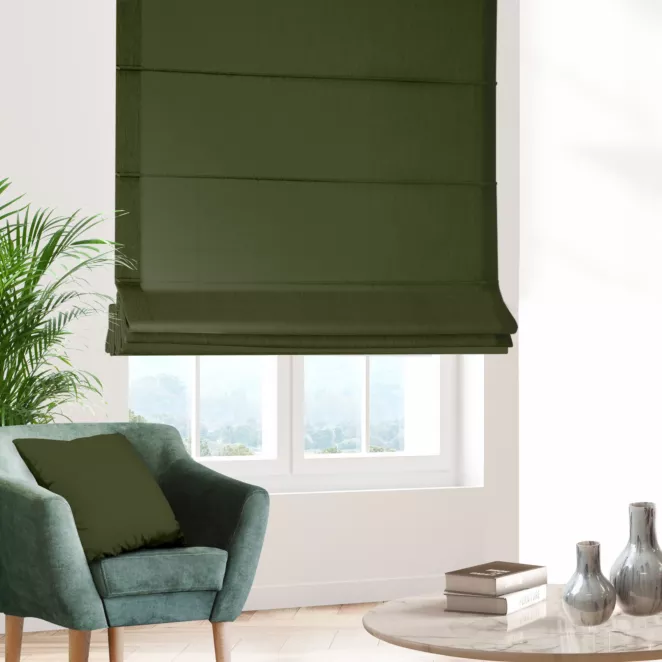 Roleta rzymska ciemnozielona z gładkiej tkaniny zaciemniającej typu dimout wykończona obciążnikiem