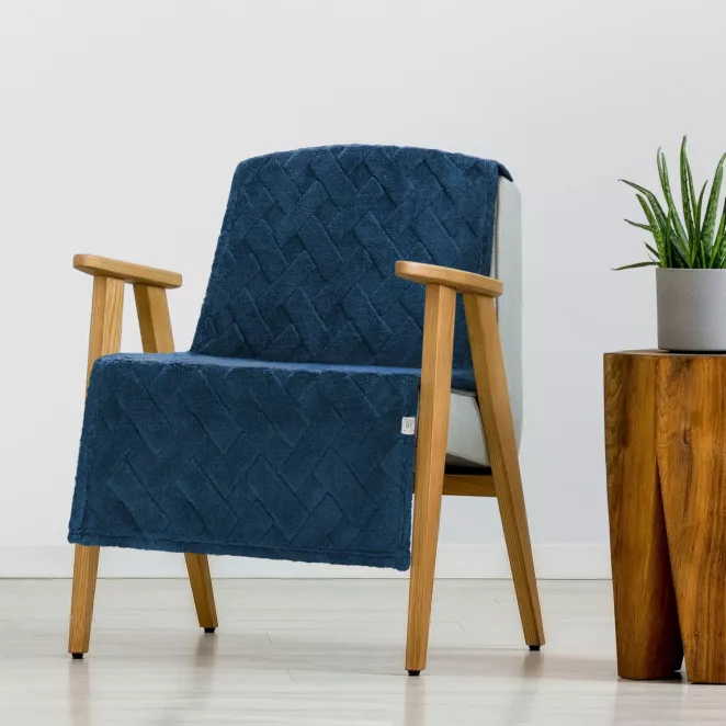 Narzuta na fotel-koc flano 70x160 cm granatowa zdobiona wytłaczanym wzorem CARO Design 91