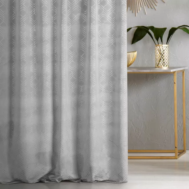 Zasłona szyta na taśmie 5 cm ISMENA jasnoszara z tkaniny welwetowej z geometrycznym błyszczącym nadrukiem