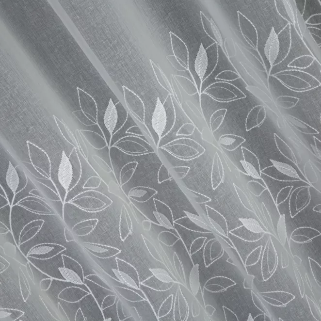 L134/2 Firana szyta na taśmie 5 cm kremowa z matowej etaminy haftowanej w roślinny wzór, wykończona obciążnikiem