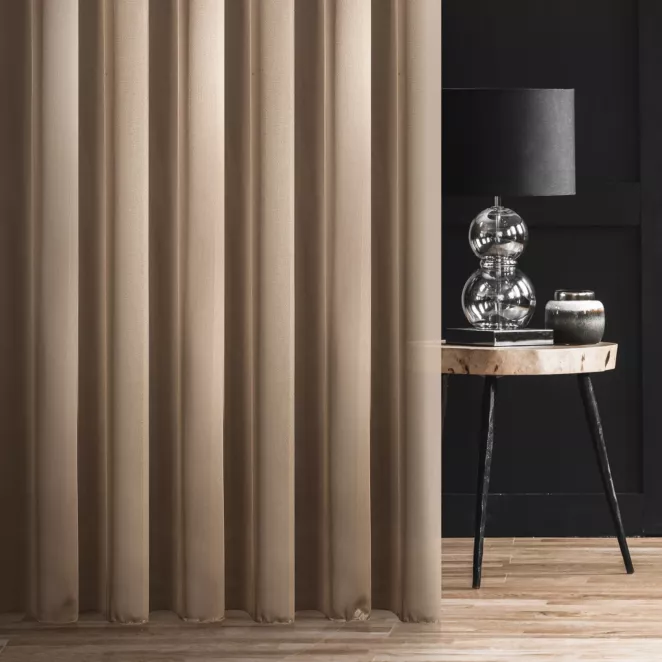 Firana szyta na taśmie 5 cm SAMANTHA złota z półprzezroczystej tkaniny o perłowym połysku, wykończona obciążnikiem