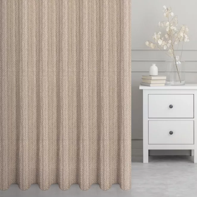 Firana szyta na taśmie 5 cm jasnobrązowa siatka w stylu eko z efektem melanżu wykończona obciążnikiem