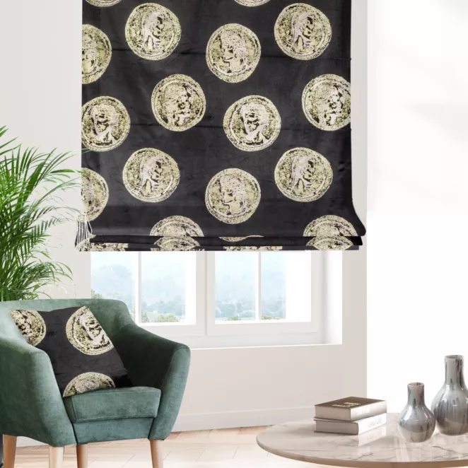 Roleta rzymska LIAM czarno złota z miękkiej welwetowej tkaniny i złotym antycznym motywem