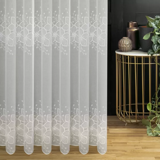 Firana szyta na taśmie 5 cm naturalna z cienkiej etaminy ozdobionej matowym haftem w kwiatowy wzór