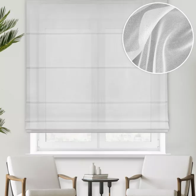 Roleta rzymska biała z delikatnej tkaniny z efektem deszczyku, wykończona obciążnikiem